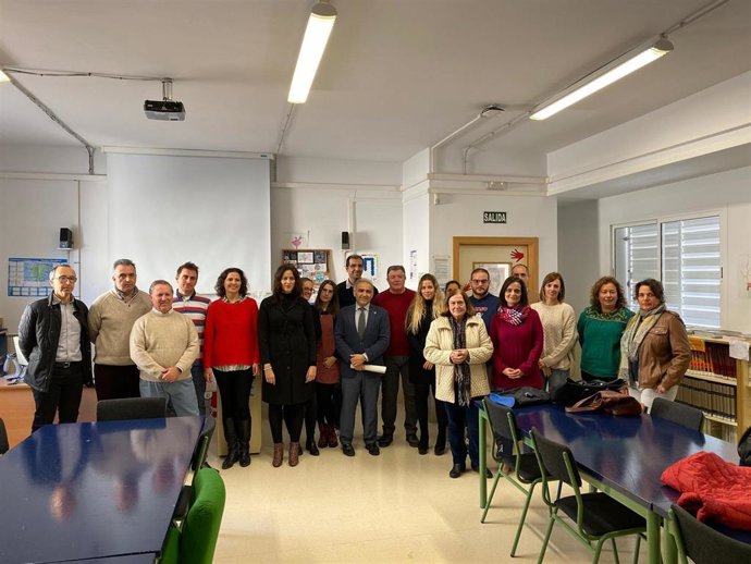 Imagen de la visita del delegado de Cultura de la Junta en Granada, Antonio Jesus Castillo, al IES Beatriz Galindo 'La Latina' de Motril
