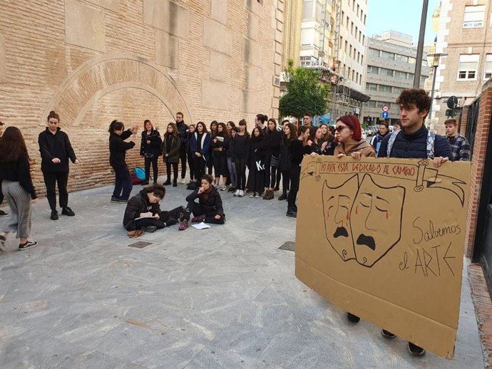 Los alumnos de la ESAD, durante la performance artística en San Esteban
