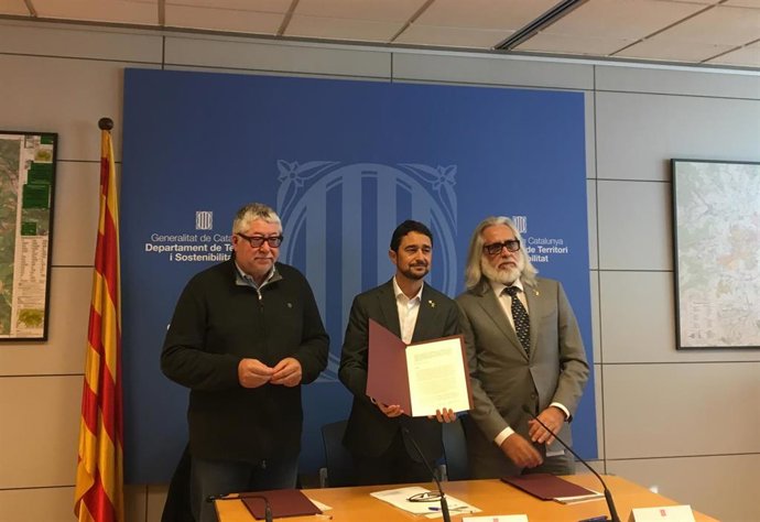 El vicepresidente del rea Metropolitana de Barcelona (AMB), el alcalde Antoni Balmón, junto al conseller de Territorio y Sostenibilidad, Dami Calvet, y al presidente de Infraestructures.Cat, Joan Jaume Oms.