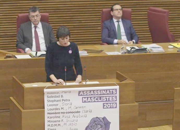 Cabedo despliega la pancarta en Les Corts