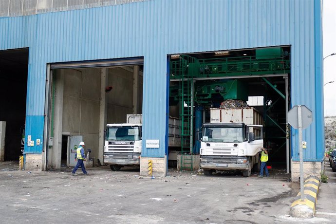Dos camiones estacionados en el depósito de residuos del Parque Tecnológico de Valdemingómez. 