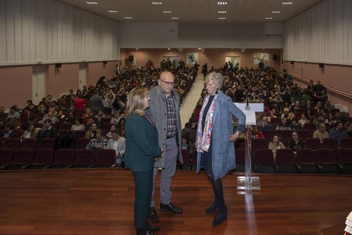 La consejera de Educación, Formación Profesional y Turismo, Marina Lombó, entrega títulos de nombramiento de docentes de Secundaria