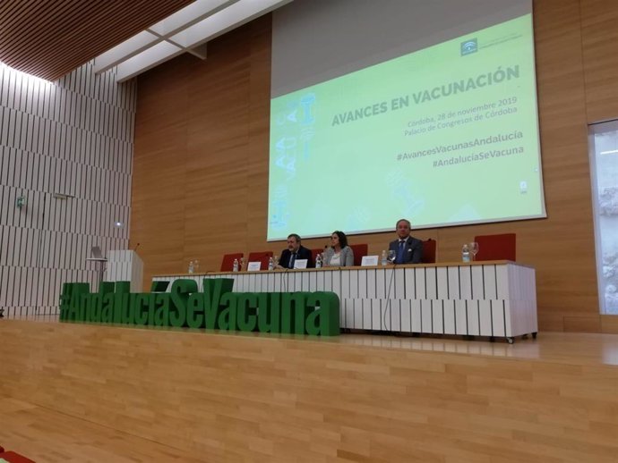 Autoridades en la inauguración de las jornadas 'Avances en Vacunas'