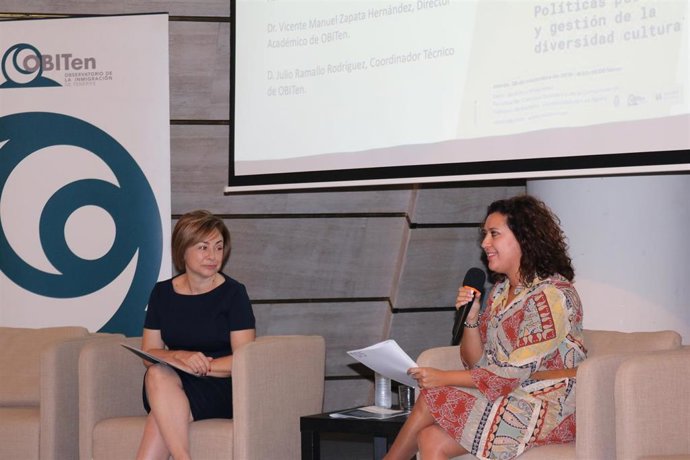 La rectora de la ULL, Rosa Chinea y la consejera de Empleo del Cabildo, Carmen Luz Baso, en la inauguración de unas jornadas de OBIten