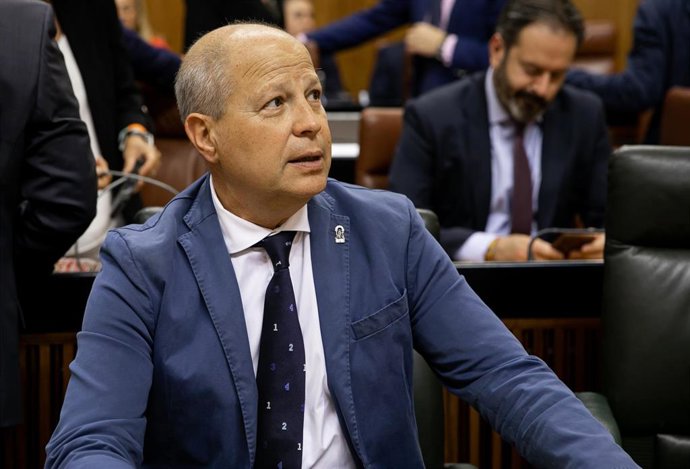 El consejero de Educación y Deporte, Javier Imbroda, en una foto de archivo en el Pleno del Parlamento andaluz.