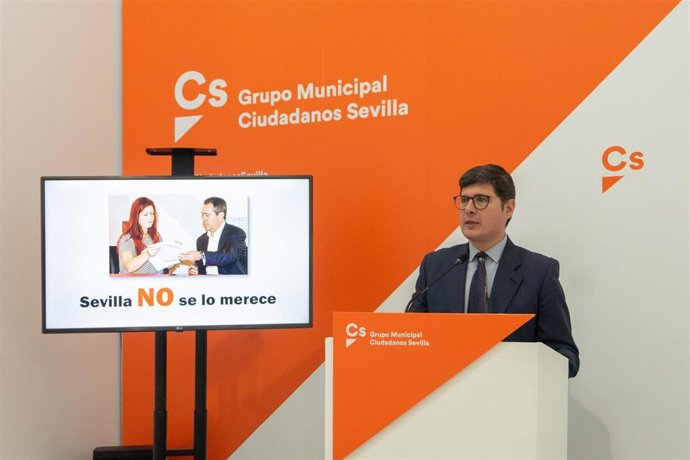 El portavoz de Cs en Sevilla, Álvaro Pimentel, durante la rueda de prensa