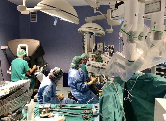 Profesionales del Hospital Universitario Torrecárdenas intervienen con el sistema robótico quirúrgico Da Vinci