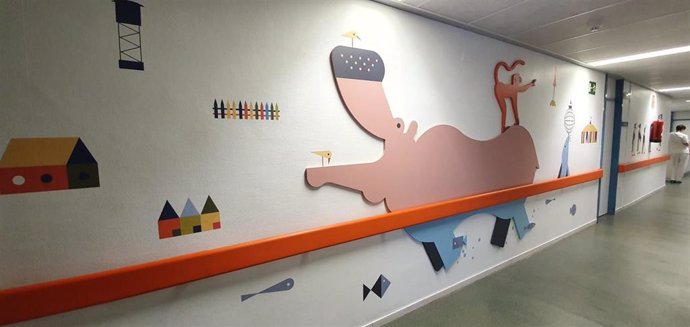 Los pasillos de la planta de pediatría del Hospital San Jorge de Huesca se transforman en una pequeña jungla ilustrada.