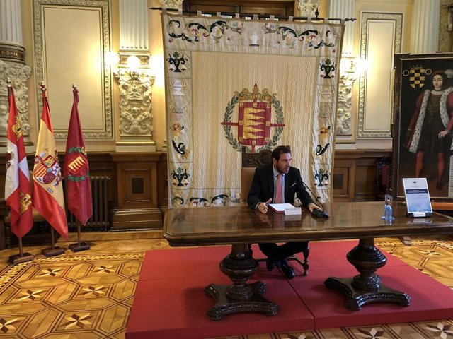 El alcalde de Valladolid, Óscar Puente, comparece ante los medios para informar de sus viajes a México y Helsinki.