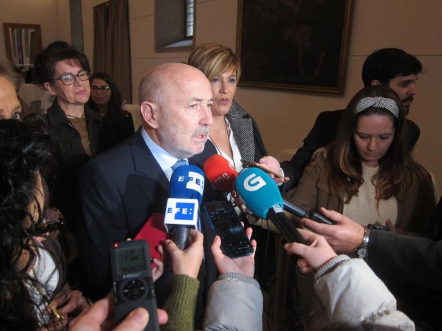 Javier Losada en declaraciones a los medios en Santiago