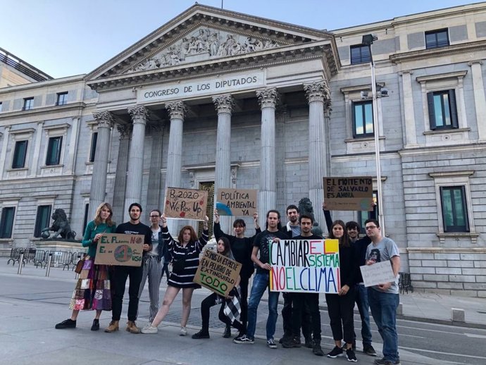 Una veintena de Jóvenes por el Clima hacen vigilia frente al Congreso