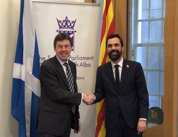 El presidente del Parlamento escocés, Ken Macintosh, y el de la Cámara catalana, Roger Torrent