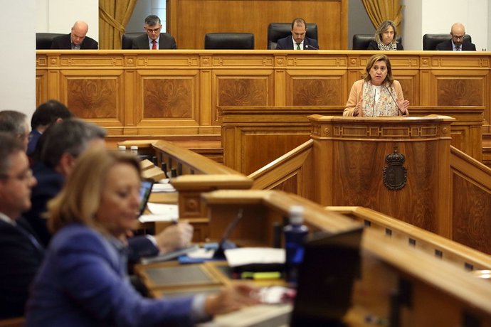 La consejera de Educación, Rosa Ana Rodríguez, en el pleno de las Cortes.