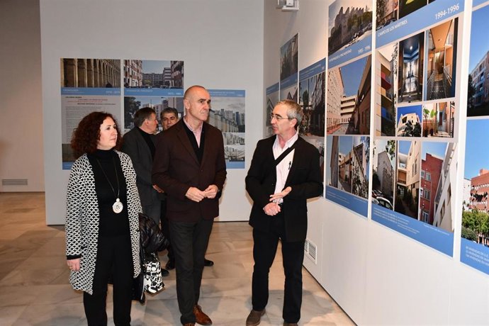 Apertura de la exposición sobre la vivienda social en Sevilla en el Espacio Santa Clara
