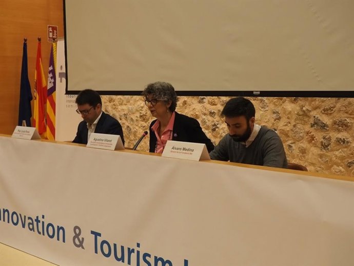 La secretaria autonómica de Universidad, Investigación y Política Lingüística, Agustina Vilaret, durante la inauguración del seminario INTO.