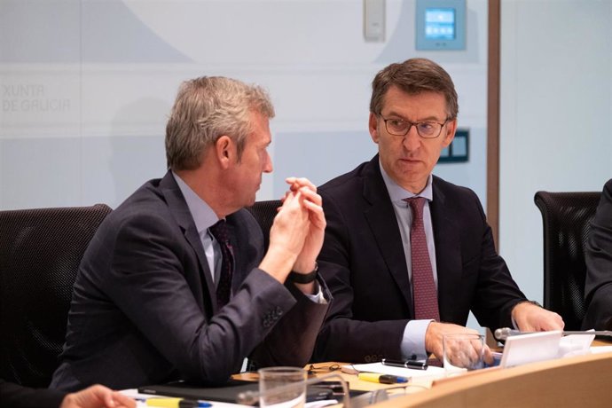 El presidente de la Xunta, Alberto Núñez Feijóo, preside la reunión del Consello