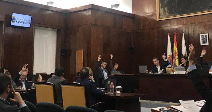 Todo el Pleno de Santander, excepto Vox que se ha abstenido, muestra su solidaridad con las víctimas de la violencia de género