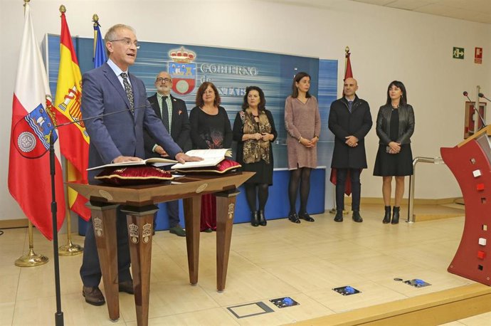 El consejero de Sanidad, Miguel Rodríguez, preside la toma de posesión del subdirector de Cuidados del Servicio Cántabro de Salud, Pedro Herrera