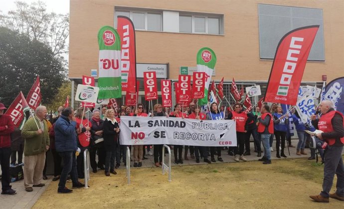 Concentración de CCOO en el centro de salud de Palmete