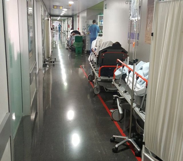 Urgencias de Son Espases con camas en los pasillos