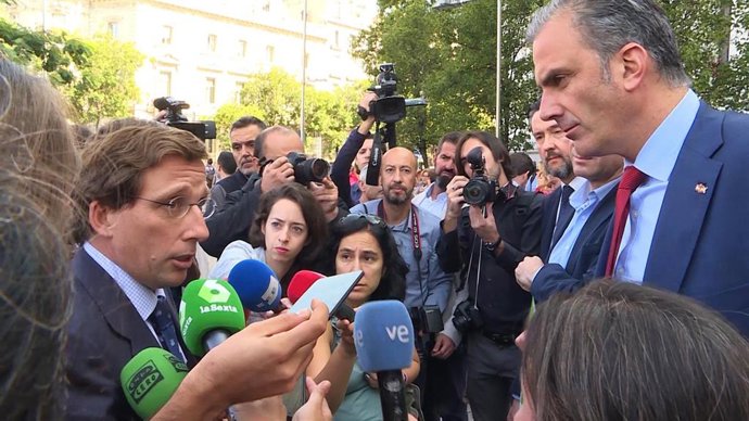 El alcalde de Madrid, José Luis Martínez-Almeida (i), se ha encarado con el portavoz de Vox en el Consistorio, Javier Ortega Smith (d), por haberse presentado en el minuto de silencio por la última mujer asesinada en Madrid con una pancarta que niega la