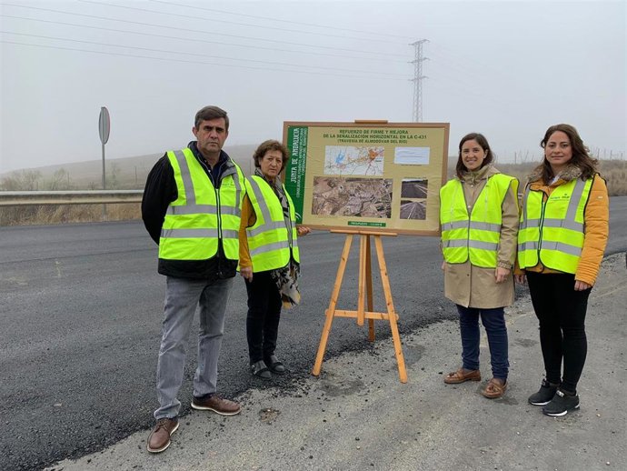 Casanueva (centro) visita las obras de la carretera C-431