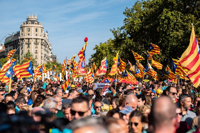 Cientos de personas con banderas de la estelada (bandera independentista catalana) acuden a la manifestación convocada por la Asamblea Nacional Catalana (ANC)  Cataluña 2019, en Barcelona (España) a 11 de septiembre de 2019.