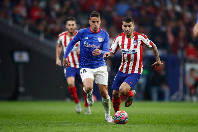 Angel Correa intenta zafarse de Dani García en el Atlético de Madrid-Athletic Club de LaLiga Santander 2019-2020 