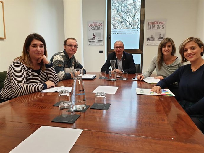 El consejero Carlos Gimeno en la reunión con los representantes de los 108 profesores.