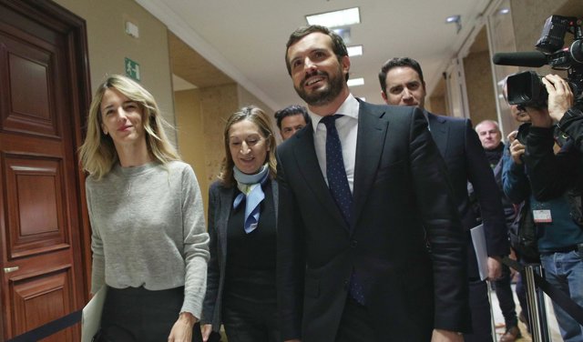 El presidente del Partido Popular, Pablo Casado (1d), llega a recoger el acta de diputado acompañado de la portavoz del Grupo Popular en el Congreso, Cayetana Álvarez de Toledo (1i), y la vicepresidenta tercera del Congreso de los Diputados, Ana Pastor (2