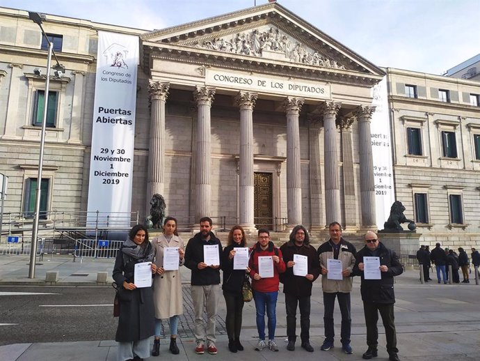 Representantes de la Plataforma Estatal por la Escuela Pública frente al Congreso de los Diputados.