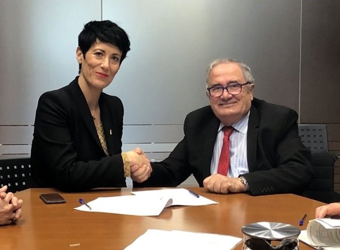 Elma Saiz y Luis Sabalza firman los documentos para la concesión del aval de 16 millones a Osasuna