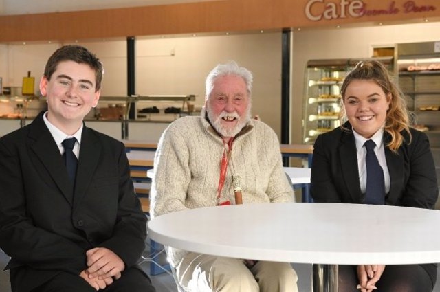 Un colegio invita a un pensionista de 86 años a comer con sus alumnos para combatir la soledad
