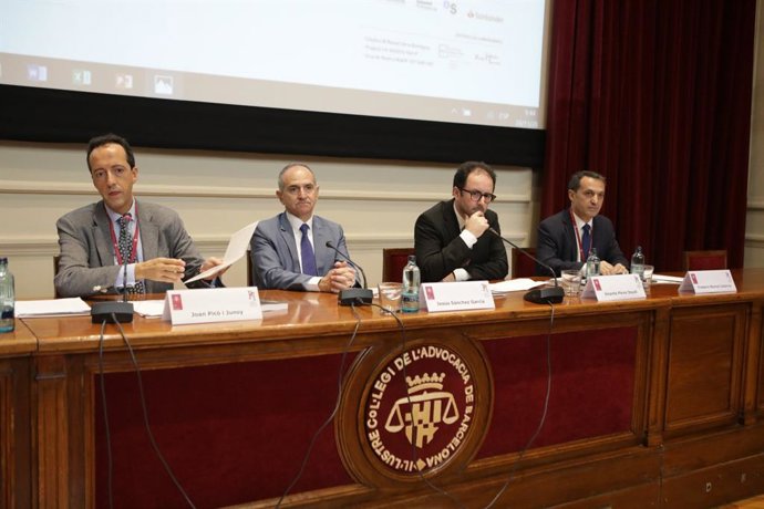 Joan Picó (APDP), Jesús Sánchez (Icab) Vicente Pérez Daudí (Ctedra UB Manuel Serra) i Frederic Munné (Icab).