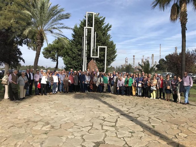 Personal jubilado de Cepsa visita las instalaciones en la planta de Palos de la Frontera (Huelva).