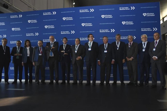 Empresarios participantes en el acto por el Corredor Mediterráneo en Elche.