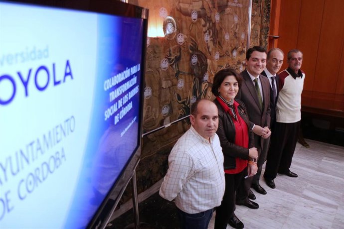El alcalde de Córdoba, la teniente de alcalde de Servicios Sociales e Igualdad y el rector de la Universidad Loyola Andalucía presentan con vecinos el protocolo