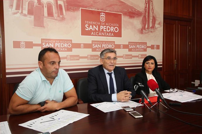 El teniente de alcalde de San Pedro, Javier García, en rueda de prensa junto con los responsables de Políticas Sociales y Deportes de la Tenencia de Alcaldía, Begoña Rueda y Javier Mérida, respectivamente