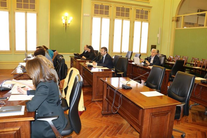 Comissió de Turisme i Treball del Parlament, reunida el matí d'aquest dijous.