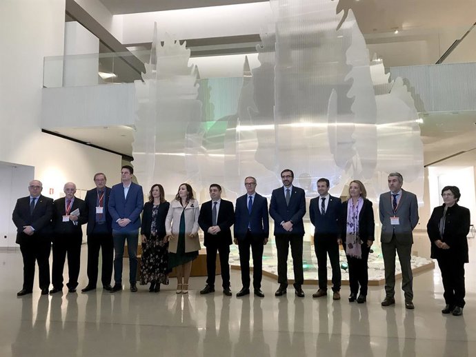 Posado de autoridades antes de la inauguración de la I Bienal de Arqueología celebrada en el Museo Íbero