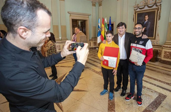 Entrega de diplomas a jóvenes de Aones y Avadi-Down Huelva que han realizado sus prácticas en el Ayuntamiento de Huelva.