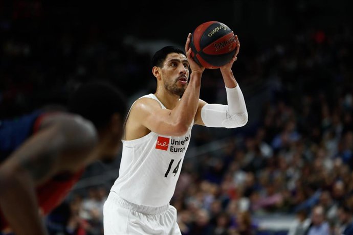 Gustavo Ayón durante su época en el Real Madrid