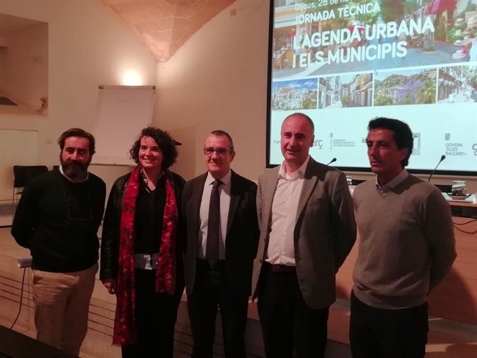 El vicepresidente y conseller de Transición Energética y Sectores Productivos, Juan Pedro Yllanes ha inaugurado este jueves la jornada técnica para dar a conocer la Agenda Urbana a los municipios de Baleares