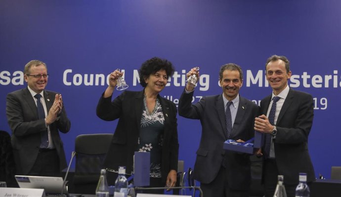 El ministro de Ciencia, Pedro Duque (1d), entrega un presente a copresidentes de Space19+, Frédérique Vidal y Manuel Heitor (3d y 2d); junto al director general de la ESA, Jan Wrner.