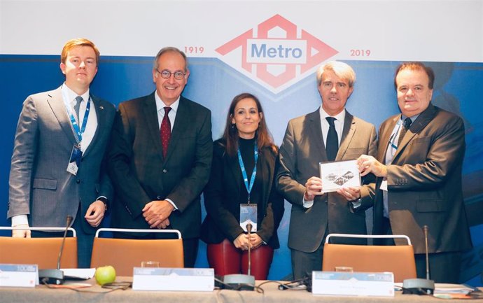 El consejero de Transportes de la Comunidad de Madrid, Ángel Garrido, junto a la consejera delegada de Metro de Madrid, Silvia Roldán.