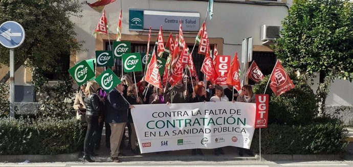 Concentración de sindicatos contra recortes en sanidad ante un centro de salud de Granada.
