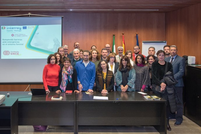 Foto familia de los participantes en la primera jornada de sensibilización social sobre atención a la diversidad en los incendios forestales