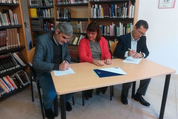 El conseller de Hacienda y Función Pública del Consell de Mallorca, Josep Lluís Colom,  y el presidente de la Fundación Sa Nostra Caixa de Balears, Jaime Canudas.