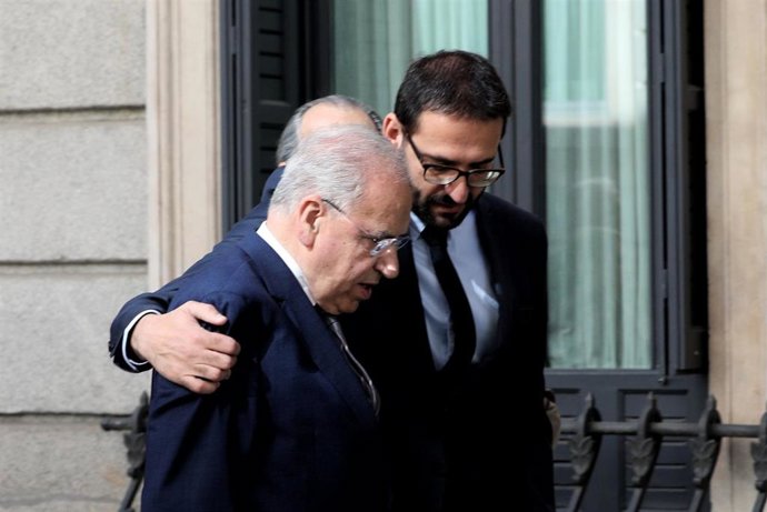 El exvicepresidente del Gobierno, Alfonso Guerra, entra en la capilla ardiente para despedir a Alfredo Pérez Rubalcaba en el Congreso de los Diputados