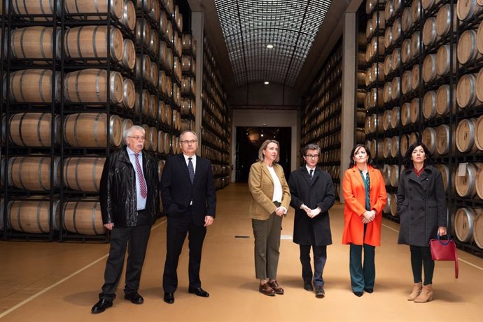 La presidenta del Gobierno, Concha Andreu, visita las instalaciones de la bodega CVNE